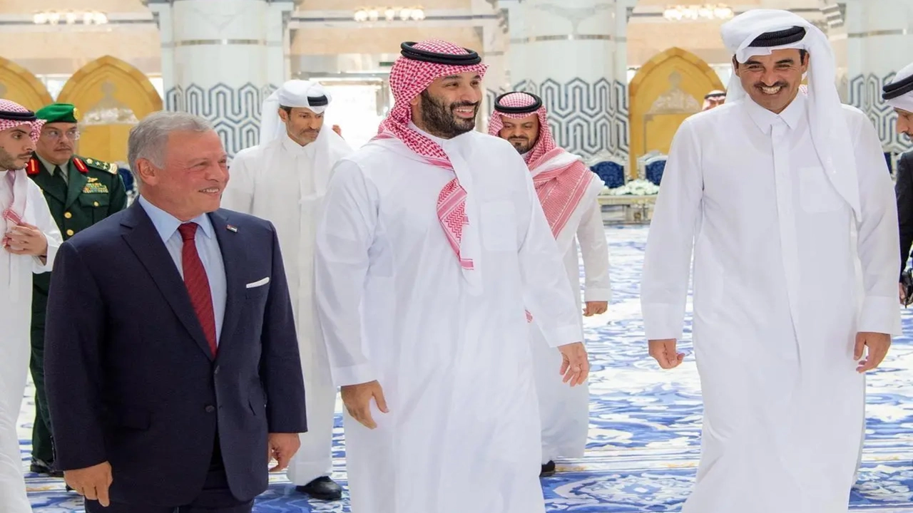 أمير قطر يلتقي ولي العهد السعودي وملك الأردن في لقاء ثلاثي بجدة